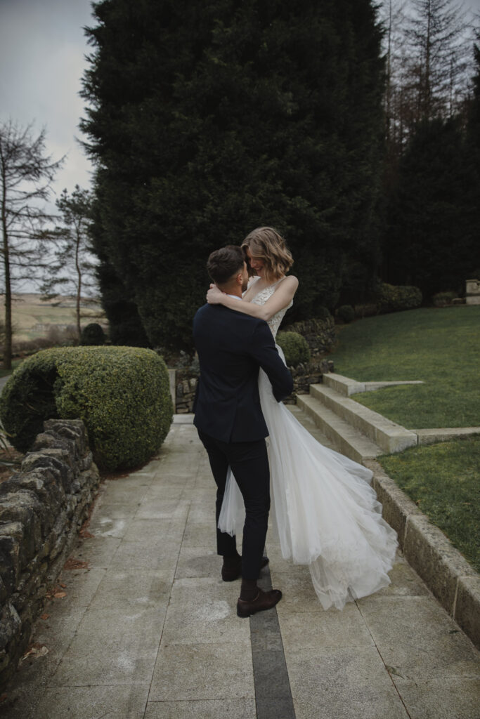 Work with a virtual assitant for wedding photographers