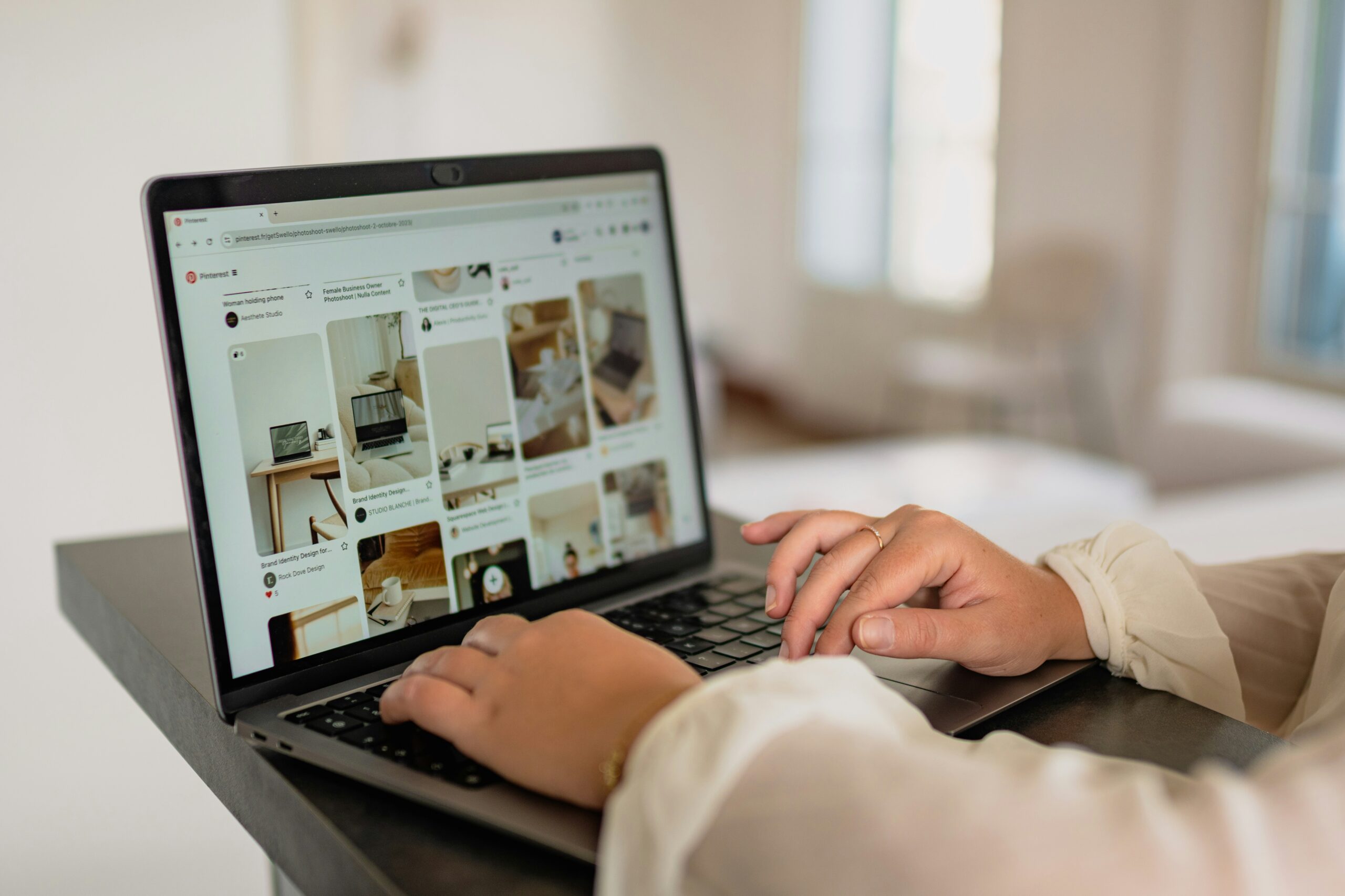 wedding photography blogging and pinterest on laptop